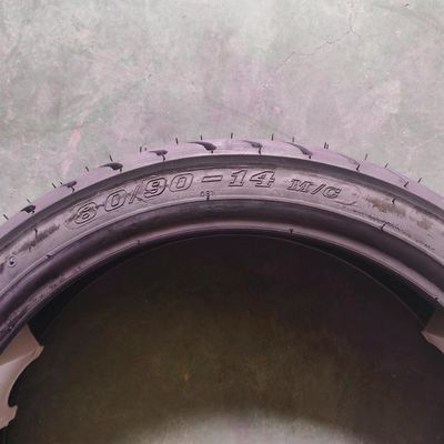 80/90-14 Безтрубная мотоциклетная шина с сертификатом и черным цветом натуральной резины