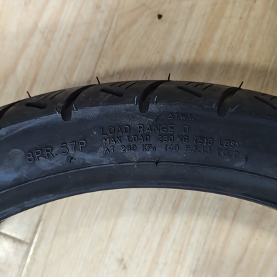 90/90-18 Мотоциклетные шины и внутренние трубы OEM приемлемы для высокой долговечности