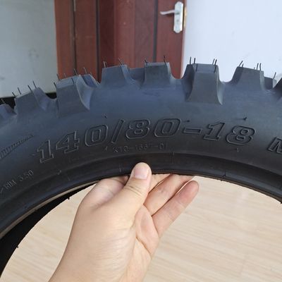 Мотоциклетная шина 140/80-18 с черным дизайном и рейтингом 6PR/8PR