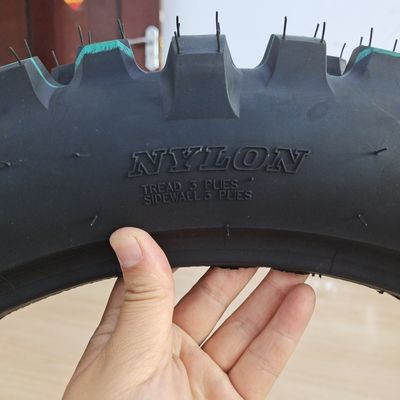 Мотоциклетная шина 140/80-18 с черным дизайном и рейтингом 6PR/8PR