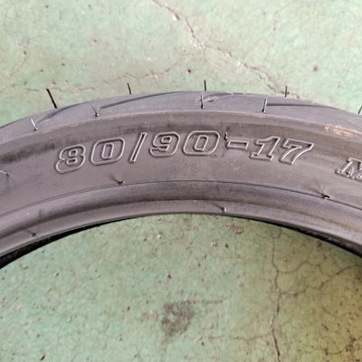 Черная мотоциклетная шина / Llantas de Moto / Neumatico Moto с содержанием каучука 35%-55%