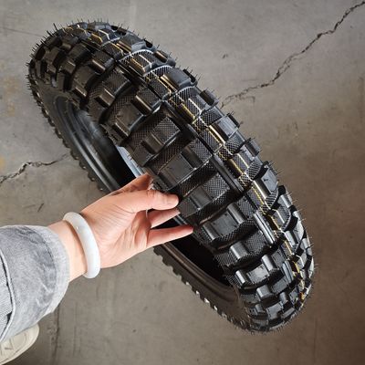 Черная 4.60-17 Мотоциклетная шина с натуральным каучуковым материалом и безтрубным дизайном