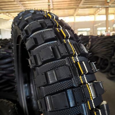 Черная 4.60-17 Мотоциклетная шина с натуральным каучуковым материалом и безтрубным дизайном