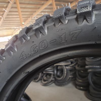 Черная 4.60-17 Мотоциклетная шина с натуральным каучуковым материалом и безтрубным дизайном