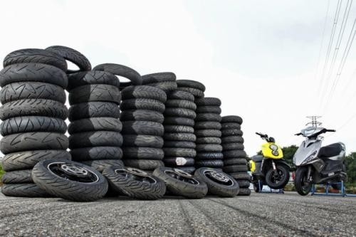 Резиновые мотоциклы Тировой корпус Размер 300 18 с производственной мощностью 5000 штук в день