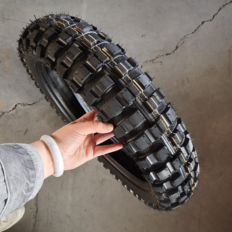 Черная 4.60-17 Мотоциклетная шина с натуральным каучуковым материалом и безтрубным дизайном